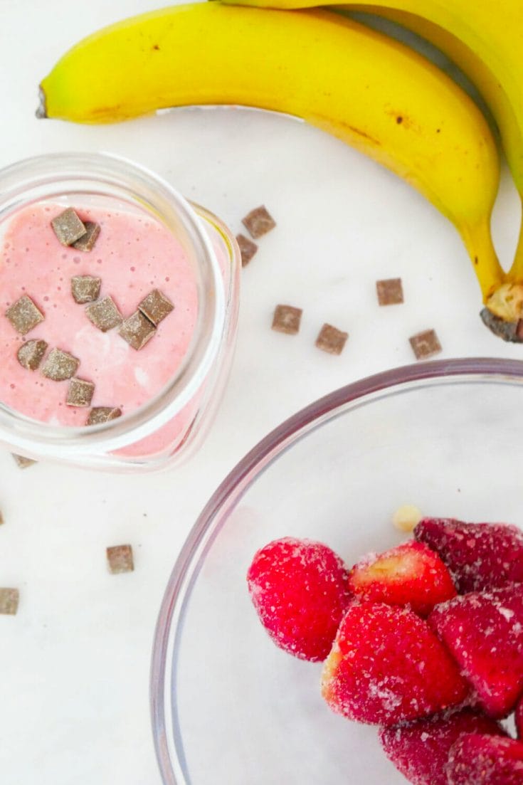 Easy and healthy strawberry and banana smoothie recipe with yogurt and chocolate