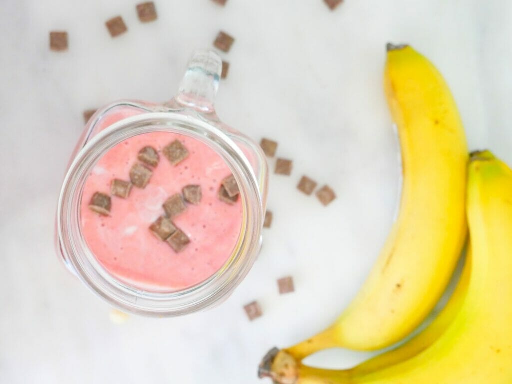Chocolate chips with banana and strawberry smoothie