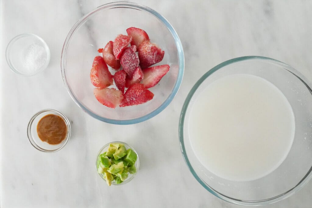 Keto Strawberry and coconut milk smoothie recipe ingredients
