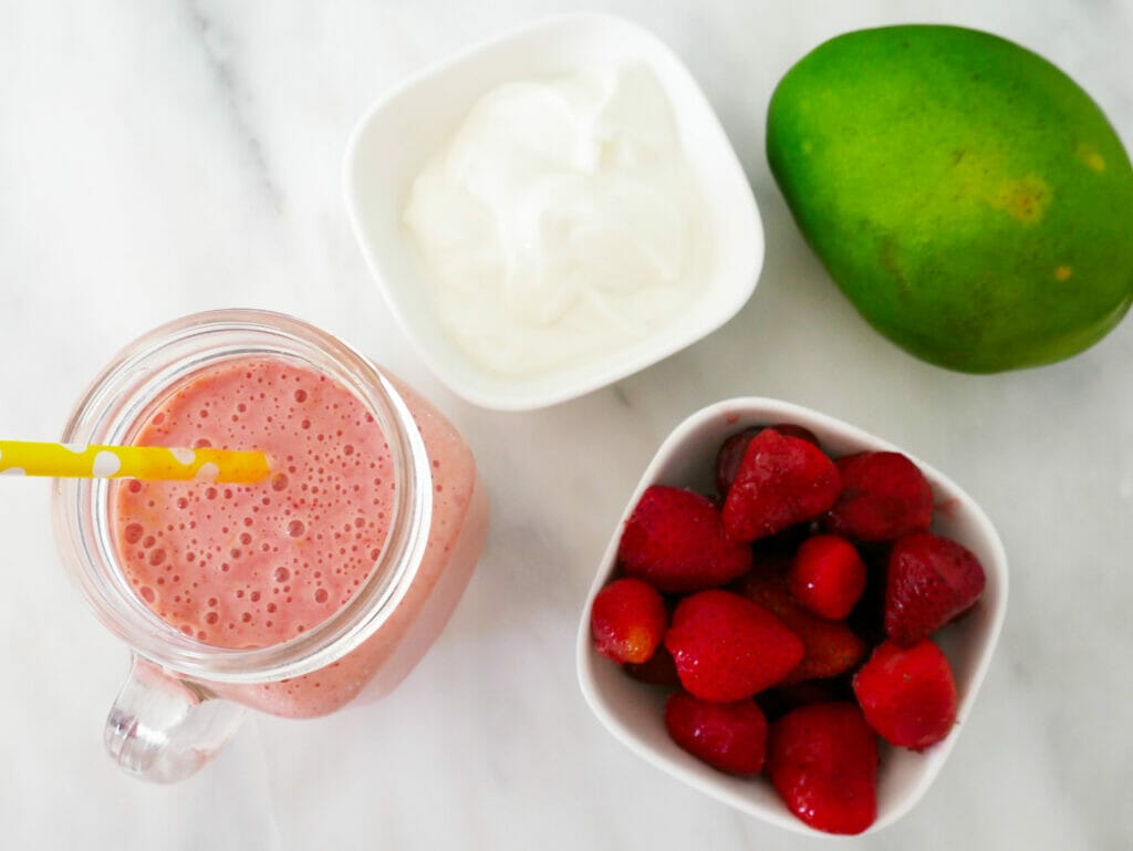 Strawberry mango smoothie recipe ingredients and final smoothie