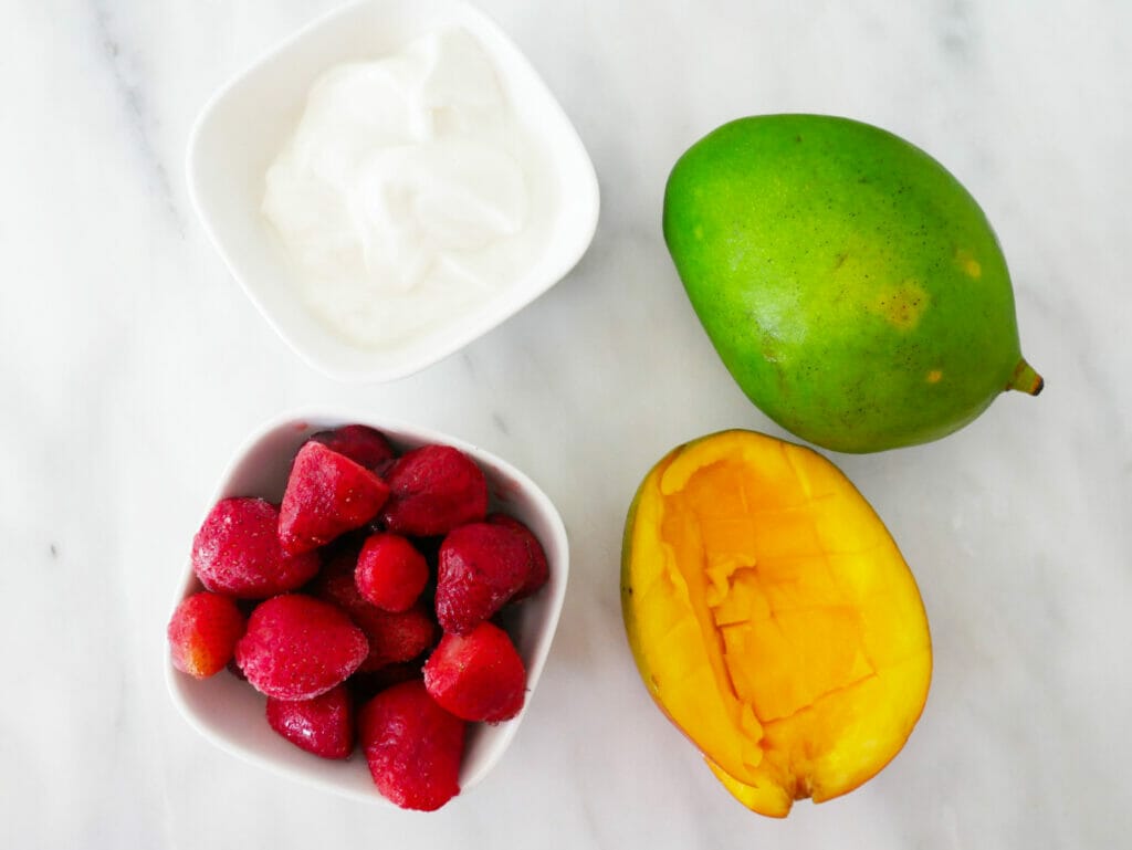 Strawberry mango smoothie recipe ingredients