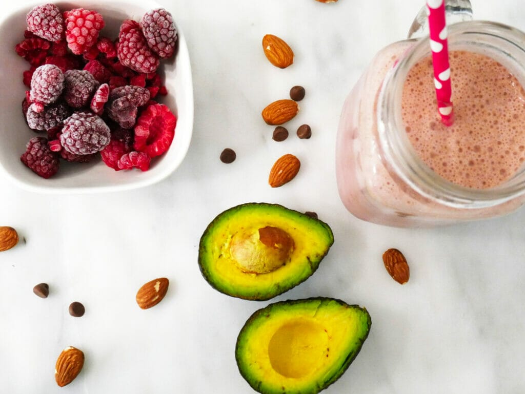 Weight gain smoothie with raspverroes and avocoado and almonds